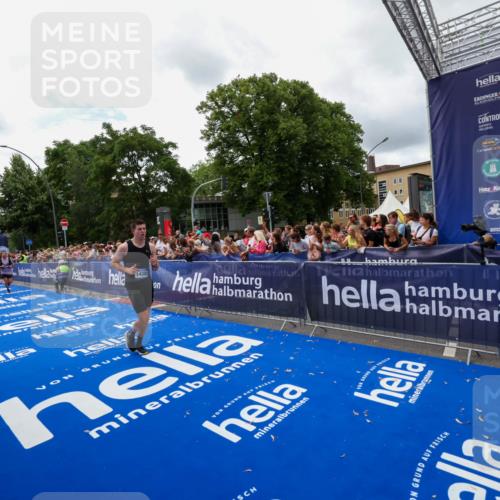 29.06.2025 - hella hamburg halbmarathon Zöllner http://msf.ph/oto/8412723 29.06.2025 10:47:01 Ziel 1139, 1689, 4091, 4377, 10122, 13728, 14385, 14415, 14449, 14594, 14783, 15825, 16081, 17979 meine-sportfotos.de