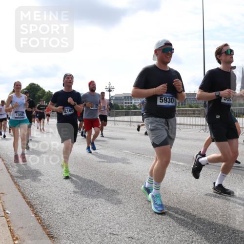 29.06.2025 - hella hamburg halbmarathon Lena Gebhardt http://msf.ph/oto/8412727 29.06.2025 10:17:16 Lombardsbrücke 5558, 1356, 12100, 126, 5930, 592, 5023, 1083, 1117, 1137, 1204, 1240, 1298, 1331, 1348, 1356, 1403, 1477, 1553, 1602, 2225, 2305, 2860, 2908, 3210, 3450, 3464, 3466, 3622, 3802, 3803, 4194, 4852, 5023, 5390, 5929, 5930, 5995, 6126, 6128, 6328, 6520, 6522, 6786, 6948, 7011, 7114, 7115, 7257, 7291, 7345, 7360, 7376, 7410, 7445, 7566, 7647, 7844, 7924, 7928, 7945, 8210, 8253, 8263, 8309, 8351, 8433, 8513, 8558, 8895, 8983, 9152, 9208, 9259 meine-sportfotos.de