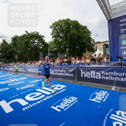 29.06.2025 - hella hamburg halbmarathon Zöllner http://msf.ph/oto/8412740 29.06.2025 10:23:39 Ziel 7834, 16169 meine-sportfotos.de