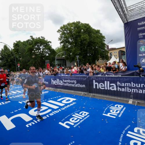 29.06.2025 - hella hamburg halbmarathon Zöllner http://msf.ph/oto/8412751 29.06.2025 10:47:04 Ziel 1139, 1460, 1689, 4377, 5472, 6700, 9794, 10122, 13728, 14415, 14449, 14594, 14783, 15825, 16081, 17979 meine-sportfotos.de
