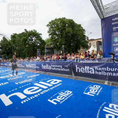 29.06.2025 - hella hamburg halbmarathon Zöllner http://msf.ph/oto/8412780 29.06.2025 10:23:44 Ziel 5301, 7834, 9151 meine-sportfotos.de