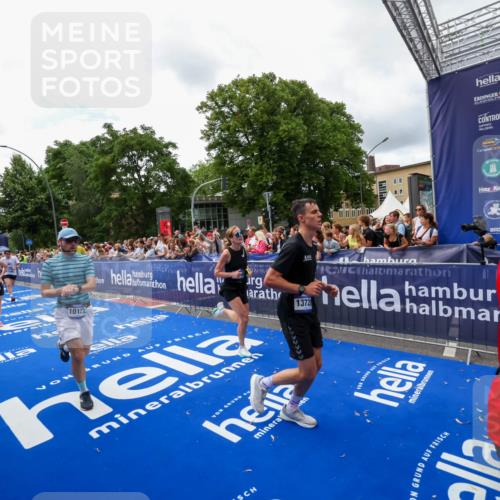 29.06.2025 - hella hamburg halbmarathon Zöllner http://msf.ph/oto/8412783 29.06.2025 10:47:06 Ziel 1460, 1689, 4377, 5472, 6700, 9794, 10122, 12579, 13728, 14415, 14449, 14594, 14783, 15825, 16081, 17979 meine-sportfotos.de