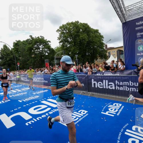29.06.2025 - hella hamburg halbmarathon Zöllner http://msf.ph/oto/8412792 29.06.2025 10:47:07 Ziel 1460, 4093, 4377, 5472, 6700, 7908, 9794, 10122, 12579, 13728, 14415, 14449, 14783, 15684, 15825 meine-sportfotos.de