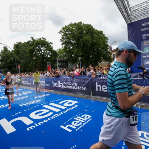29.06.2025 - hella hamburg halbmarathon Zöllner http://msf.ph/oto/8412799 29.06.2025 10:47:07 Ziel 1460, 4093, 4377, 5472, 6700, 7908, 9794, 10122, 12579, 13728, 14415, 14449, 14783, 15684, 15825 meine-sportfotos.de