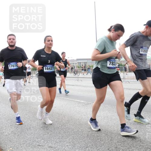 29.06.2025 - hella hamburg halbmarathon Lena Gebhardt http://msf.ph/oto/8412806 29.06.2025 10:51:16 Lombardsbrücke 1404, 203, 17079, 3, 16427, 197, 782, 13522, 1129, 1203, 1208, 1404, 1478, 1617, 1997, 2202, 2308, 2358, 2380, 2484, 2485, 2736, 2778, 2859, 3934, 4156, 4652, 4713, 4771, 4808, 4848, 4878, 4920, 5286, 5289, 5357, 5394, 5530, 6091, 6178, 6945, 6954, 6961, 7012, 7141, 7769, 7770, 7771, 7825, 7841, 7871, 7992, 8040, 8200, 8410, 8672, 8779, 8986, 9166, 9167, 9582, 9583, 9763, 10029, 10496, 10552, 10614, 10636, 11034, 11052, 11252, 11268, 11575, 11577, 14534 meine-sportfotos.de