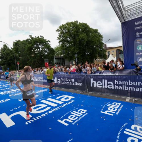 29.06.2025 - hella hamburg halbmarathon Zöllner http://msf.ph/oto/8412813 29.06.2025 10:47:08 Ziel 1460, 4093, 4377, 5472, 6700, 7908, 9794, 10122, 12579, 14415, 14783, 15684, 15825 meine-sportfotos.de