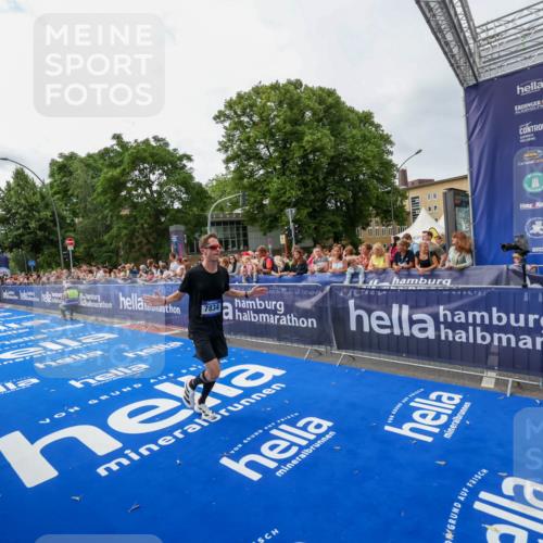 29.06.2025 - hella hamburg halbmarathon Zöllner http://msf.ph/oto/8412818 29.06.2025 10:23:45 Ziel 5301, 7834, 9151 meine-sportfotos.de
