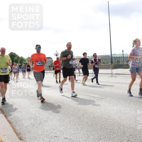 29.06.2025 - hella hamburg halbmarathon Lena Gebhardt http://msf.ph/oto/8412823 29.06.2025 10:41:59 Lombardsbrücke 119, 7477, 14872, 2258, 1712, 5432, 1039, 1314, 1509, 1623, 1648, 1712, 1752, 2145, 2153, 2523, 2974, 3276, 3326, 3459, 3460, 3568, 4329, 4541, 4735, 4736, 4787, 4885, 5419, 5432, 5671, 6136, 6137, 6153, 6320, 6430, 6436, 6450, 6618, 6837, 6846, 6917, 7357, 7477, 7955, 7968, 8004, 8014, 8162, 8163, 8300, 8301, 8443, 8848, 8897, 8908, 9008, 9223, 9370, 9467, 9588, 10027, 10623, 11011 meine-sportfotos.de