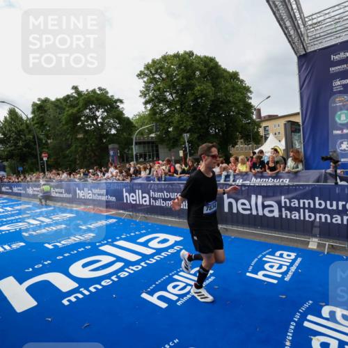 29.06.2025 - hella hamburg halbmarathon Zöllner http://msf.ph/oto/8412832 29.06.2025 10:23:45 Ziel 5301, 7834, 9151 meine-sportfotos.de