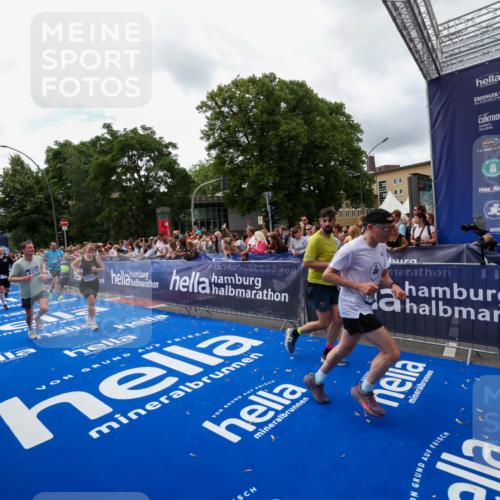 29.06.2025 - hella hamburg halbmarathon Zöllner http://msf.ph/oto/8412838 29.06.2025 10:47:09 Ziel 1460, 4093, 4377, 5472, 6700, 7908, 9794, 12579, 13007, 14415, 14783, 15684, 15825 meine-sportfotos.de