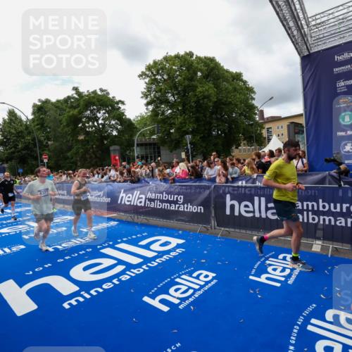 29.06.2025 - hella hamburg halbmarathon Zöllner http://msf.ph/oto/8412844 29.06.2025 10:47:09 Ziel 1460, 4093, 4377, 5472, 6700, 7908, 9794, 12579, 13007, 14415, 14783, 15684, 15825 meine-sportfotos.de