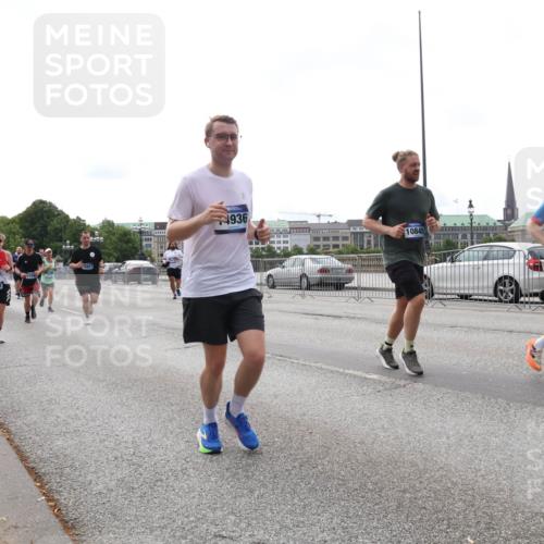 29.06.2025 - hella hamburg halbmarathon Lena Gebhardt http://msf.ph/oto/8412856 29.06.2025 10:25:46 Lombardsbrücke 5028, 4936, 10845, 10846, 1093, 1305, 1479, 1481, 2278, 3343, 3765, 4378, 4797, 5028, 5497, 6663, 6869, 8881, 9811, 10104, 10219, 10845, 10846, 11139, 11157, 11596, 11662, 11699, 11828, 11859, 12074, 12505, 12838, 12945, 12946, 13510, 13653, 13842, 14179, 14223, 14936, 15016, 15119, 15283, 16289, 16354, 16381, 16421, 16422, 16927, 17369, 19144 meine-sportfotos.de