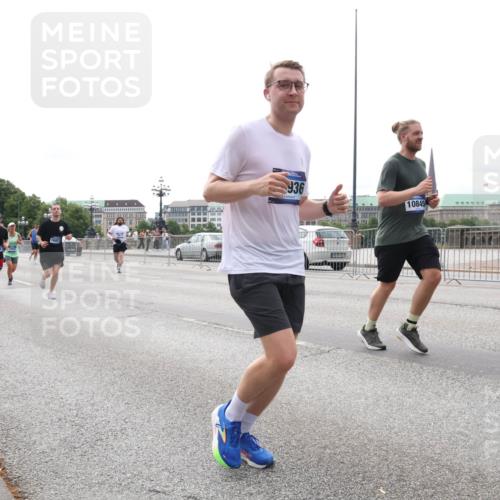 29.06.2025 - hella hamburg halbmarathon Lena Gebhardt http://msf.ph/oto/8412879 29.06.2025 10:25:46 Lombardsbrücke 13653, 5028, 936, 10845, 10846, 1093, 1305, 1479, 1481, 2278, 3343, 3765, 4378, 4797, 5028, 5497, 6663, 6869, 8881, 9811, 10104, 10219, 10845, 10846, 11139, 11157, 11596, 11662, 11699, 11828, 11859, 12074, 12505, 12838, 12945, 12946, 13510, 13653, 13842, 14179, 14223, 14936, 15016, 15119, 15283, 16289, 16354, 16381, 16421, 16422, 16927, 17369, 19144 meine-sportfotos.de