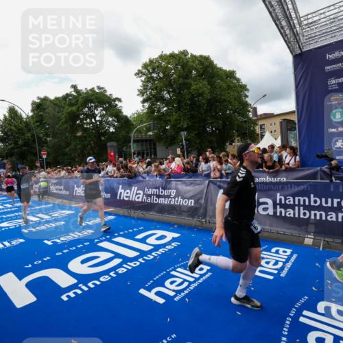 29.06.2025 - hella hamburg halbmarathon Zöllner http://msf.ph/oto/8412888 29.06.2025 10:47:12 Ziel 1460, 2623, 4093, 5472, 6373, 6700, 6716, 7480, 7908, 12579, 13007, 15684, 17718, 17915 meine-sportfotos.de