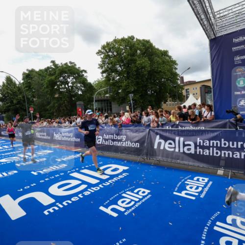 29.06.2025 - hella hamburg halbmarathon Zöllner http://msf.ph/oto/8412895 29.06.2025 10:47:12 Ziel 1460, 2623, 4093, 5472, 6373, 6700, 6716, 7480, 7908, 12579, 13007, 15684, 17718, 17915 meine-sportfotos.de