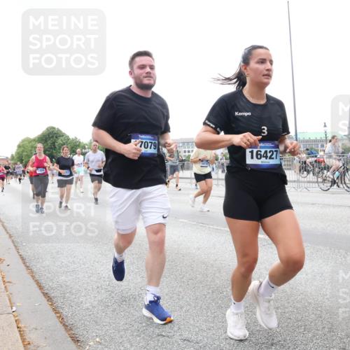 29.06.2025 - hella hamburg halbmarathon Lena Gebhardt http://msf.ph/oto/8412900 29.06.2025 10:51:16 Lombardsbrücke 1404, 7079, 14152, 3, 16427, 1129, 1203, 1208, 1404, 1478, 1617, 1997, 2202, 2308, 2358, 2380, 2484, 2485, 2736, 2778, 2859, 3934, 4156, 4652, 4713, 4771, 4808, 4848, 4878, 4920, 5286, 5289, 5357, 5394, 5530, 6091, 6178, 6945, 6954, 6961, 7012, 7141, 7769, 7770, 7771, 7825, 7841, 7871, 7992, 8040, 8200, 8410, 8672, 8779, 8986, 9166, 9167, 9582, 9583, 9763, 10029, 10496, 10552, 10614, 10636, 11034, 11052, 11252, 11268, 11575, 11577, 14534 meine-sportfotos.de