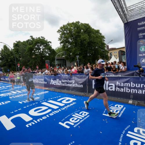 29.06.2025 - hella hamburg halbmarathon Zöllner http://msf.ph/oto/8412908 29.06.2025 10:47:13 Ziel 1460, 2623, 4093, 6373, 6700, 6716, 7480, 7908, 10208, 10211, 12579, 13007, 15684, 17718, 17915 meine-sportfotos.de