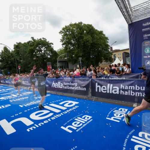 29.06.2025 - hella hamburg halbmarathon Zöllner http://msf.ph/oto/8412915 29.06.2025 10:47:13 Ziel 1460, 2623, 4093, 6373, 6700, 6716, 7480, 7908, 10208, 10211, 12579, 13007, 15684, 17718, 17915 meine-sportfotos.de