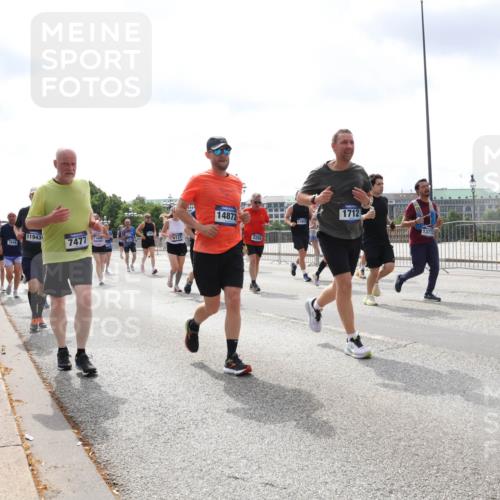 29.06.2025 - hella hamburg halbmarathon Lena Gebhardt http://msf.ph/oto/8412918 29.06.2025 10:41:59 Lombardsbrücke 1648, 11943, 7477, 6137, 14872, 2258, 1712, 1039, 1314, 1509, 1623, 1648, 1712, 1752, 2145, 2153, 2523, 2974, 3276, 3326, 3459, 3460, 3568, 4329, 4541, 4735, 4736, 4787, 4885, 5419, 5432, 5671, 6136, 6137, 6153, 6320, 6430, 6436, 6450, 6618, 6837, 6846, 6917, 7357, 7477, 7955, 7968, 8004, 8014, 8162, 8163, 8300, 8301, 8443, 8848, 8897, 8908, 9008, 9223, 9370, 9467, 9588, 10027, 10623, 11011 meine-sportfotos.de