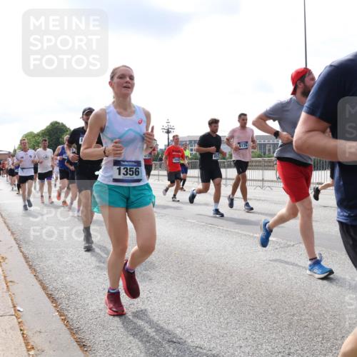 29.06.2025 - hella hamburg halbmarathon Lena Gebhardt http://msf.ph/oto/8412925 29.06.2025 10:17:18 Lombardsbrücke 1356, 6128, 10592, 6126, 100, 1083, 1137, 1204, 1298, 1331, 1348, 1356, 1477, 1553, 1602, 2225, 2259, 2305, 2860, 2908, 3210, 3450, 3464, 3466, 3622, 3802, 3803, 4194, 4852, 5023, 5390, 5929, 5930, 5995, 6126, 6128, 6328, 6520, 6522, 6786, 6948, 7011, 7114, 7115, 7257, 7291, 7345, 7360, 7376, 7410, 7445, 7566, 7647, 7844, 7924, 7928, 7945, 8210, 8253, 8263, 8309, 8351, 8433, 8513, 8558, 8895, 8983, 9152, 9259, 9848 meine-sportfotos.de