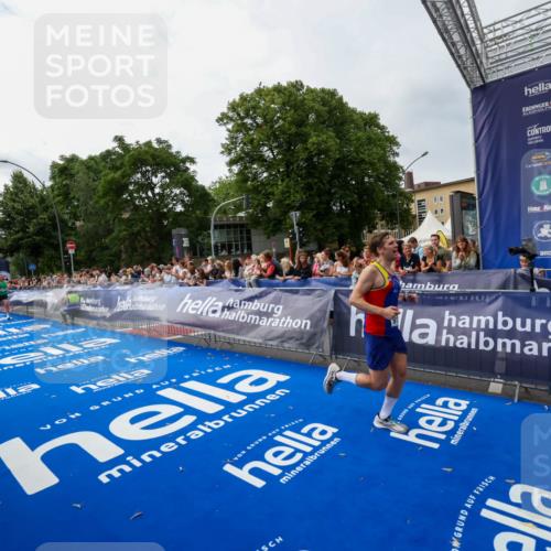 29.06.2025 - hella hamburg halbmarathon Zöllner http://msf.ph/oto/8412929 29.06.2025 10:23:50 Ziel 5301, 6699, 9151, 9447, 10780 meine-sportfotos.de