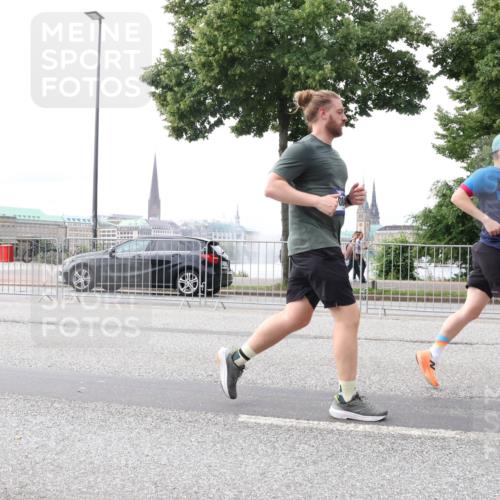 29.06.2025 - hella hamburg halbmarathon Lena Gebhardt http://msf.ph/oto/8412938 29.06.2025 10:25:47 Lombardsbrücke 1093, 1305, 1479, 1481, 2278, 3343, 3765, 4378, 4797, 5028, 5497, 6663, 6869, 8881, 9811, 10104, 10219, 10845, 10846, 11139, 11157, 11596, 11662, 11699, 11828, 11859, 12074, 12505, 12838, 12945, 12946, 13510, 13653, 13842, 14179, 14223, 14936, 15016, 15119, 15283, 16289, 16354, 16381, 16421, 16422, 16927, 17369, 19144 meine-sportfotos.de