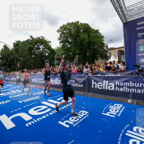29.06.2025 - hella hamburg halbmarathon Zöllner http://msf.ph/oto/8412939 29.06.2025 10:47:14 Ziel 2623, 4093, 6373, 6716, 7480, 7908, 10208, 10211, 12579, 13007, 15684, 17718, 17915 meine-sportfotos.de