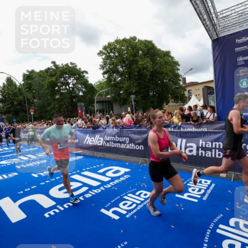 29.06.2025 - hella hamburg halbmarathon Zöllner http://msf.ph/oto/8412962 29.06.2025 10:47:15 Ziel 2623, 4093, 6134, 6373, 6716, 7480, 7908, 10208, 10211, 12579, 13007, 13672, 15684, 17718, 17915, 18856 meine-sportfotos.de