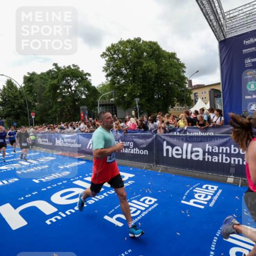 29.06.2025 - hella hamburg halbmarathon Zöllner http://msf.ph/oto/8412970 29.06.2025 10:47:15 Ziel 2623, 4093, 6134, 6373, 6716, 7480, 7908, 10208, 10211, 12579, 13007, 13672, 15684, 17718, 17915, 18856 meine-sportfotos.de