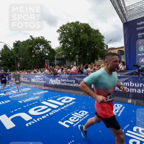 29.06.2025 - hella hamburg halbmarathon Zöllner http://msf.ph/oto/8412976 29.06.2025 10:47:16 Ziel 2623, 4093, 6134, 6373, 6716, 7480, 7908, 10208, 10211, 13007, 13672, 15684, 16286, 17718, 17915, 18856 meine-sportfotos.de
