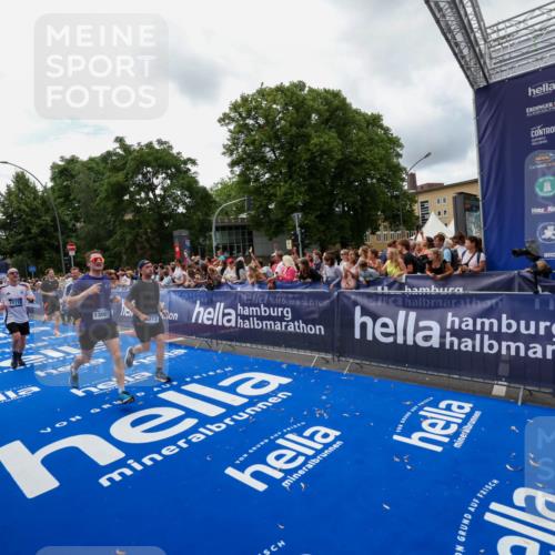 29.06.2025 - hella hamburg halbmarathon Zöllner http://msf.ph/oto/8412985 29.06.2025 10:47:17 Ziel 2623, 6134, 6168, 6373, 6716, 7480, 10208, 10211, 13007, 13672, 16286, 17718, 17915, 18856 meine-sportfotos.de