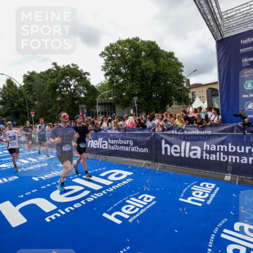 29.06.2025 - hella hamburg halbmarathon Zöllner http://msf.ph/oto/8412989 29.06.2025 10:47:17 Ziel 2623, 6134, 6168, 6373, 6716, 7480, 10208, 10211, 13007, 13672, 16286, 17718, 17915, 18856 meine-sportfotos.de