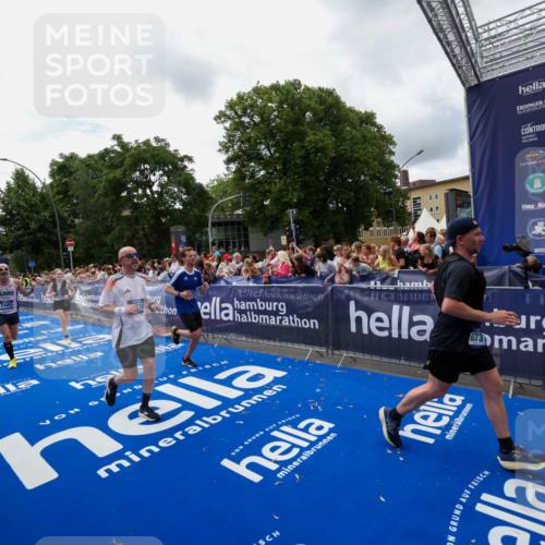 29.06.2025 - hella hamburg halbmarathon Zöllner http://msf.ph/oto/8412997 29.06.2025 10:47:18 Ziel 2623, 6134, 6168, 6203, 6373, 6716, 7480, 10208, 10211, 13007, 13672, 16286, 17718, 17915, 18856 meine-sportfotos.de