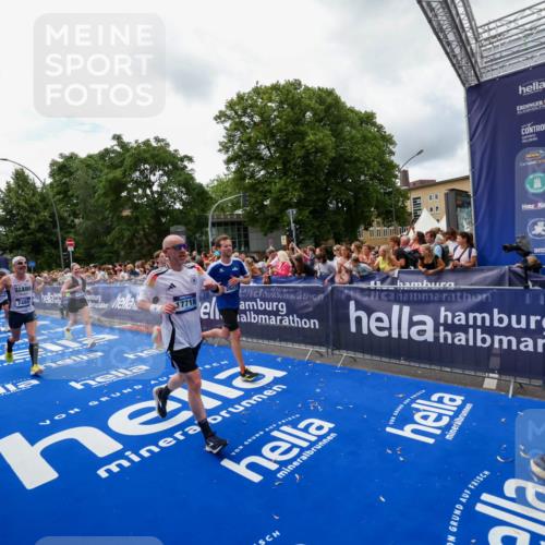 29.06.2025 - hella hamburg halbmarathon Zöllner http://msf.ph/oto/8413005 29.06.2025 10:47:18 Ziel 2623, 6134, 6168, 6203, 6373, 6716, 7480, 10208, 10211, 13007, 13672, 16286, 17718, 17915, 18856 meine-sportfotos.de
