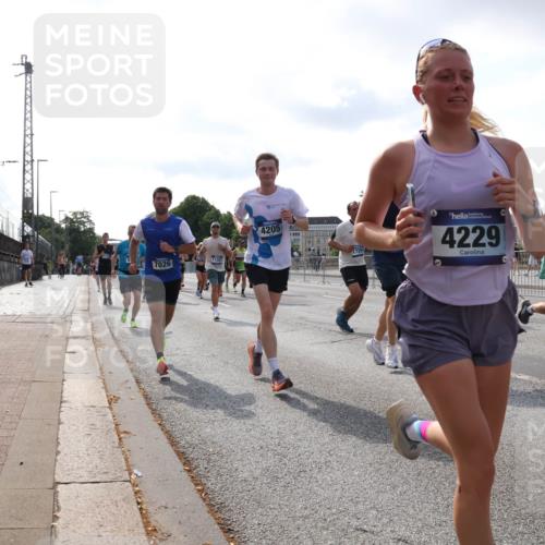 29.06.2025 - hella hamburg halbmarathon Lena Gebhardt http://msf.ph/oto/8413014 29.06.2025 09:50:34 Lombardsbrücke 11281, 7026, 4205, 4229, 1209, 1209, 1358, 1675, 1688, 1697, 1700, 1803, 1882, 2546, 2568, 2675, 2719, 2826, 3332, 3626, 4205, 4229, 4380, 4398, 4823, 4893, 5409, 5436, 5472, 5506, 5508, 5745, 5752, 5791, 5803, 5916, 6080, 6458, 6529, 6649, 6686, 6687, 6704, 7026, 7774, 8450, 8958, 9017, 9116, 9302, 9365, 9711, 10064, 10218, 10783, 10894, 10922, 11281, 11284, 11305, 11379, 11767, 12292, 12540, 12554, 12895, 13725 meine-sportfotos.de