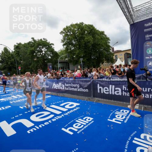 29.06.2025 - hella hamburg halbmarathon Zöllner http://msf.ph/oto/8413043 29.06.2025 10:47:20 Ziel 2623, 2864, 5024, 6134, 6168, 6203, 6716, 7480, 10208, 10211, 11518, 13672, 13782, 14722, 15611, 16286, 17718, 17915, 18856 meine-sportfotos.de
