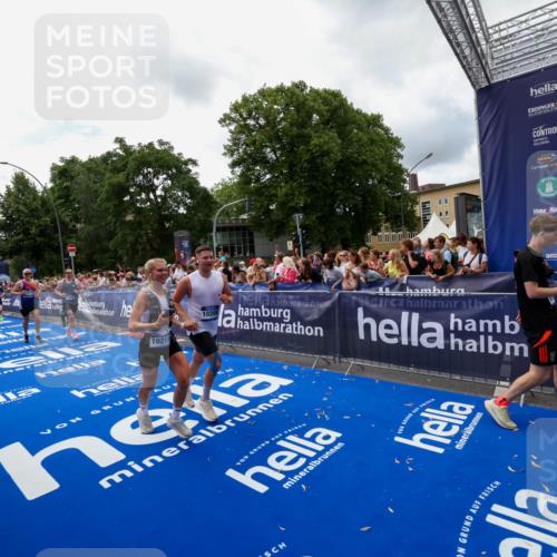29.06.2025 - hella hamburg halbmarathon Zöllner http://msf.ph/oto/8413050 29.06.2025 10:47:21 Ziel 2864, 5024, 6134, 6168, 6203, 6716, 7480, 10208, 10211, 11518, 13672, 13782, 14722, 15611, 16089, 16286, 17915, 18856 meine-sportfotos.de