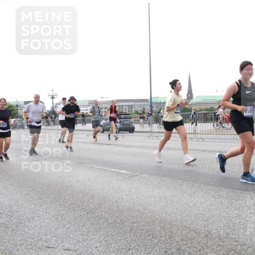 29.06.2025 - hella hamburg halbmarathon Lena Gebhardt http://msf.ph/oto/8413085 29.06.2025 10:51:18 Lombardsbrücke 1404, 1203, 14152, 1971, 1129, 1203, 1208, 1404, 1478, 1617, 1997, 2202, 2308, 2358, 2380, 2484, 2485, 2736, 2778, 2859, 3934, 4156, 4652, 4713, 4748, 4771, 4808, 4848, 4878, 4920, 5286, 5289, 5357, 5394, 5530, 5716, 5717, 6091, 6945, 6954, 6961, 7012, 7141, 7769, 7770, 7771, 7825, 7841, 7871, 7992, 8040, 8125, 8200, 8410, 8672, 8779, 8986, 9166, 9167, 9582, 9583, 9763, 10029, 10496, 10552, 10614, 10636, 11034, 11052, 11252, 11268, 11575, 11577, 14534 meine-sportfotos.de