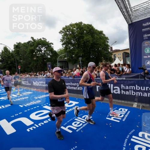 29.06.2025 - hella hamburg halbmarathon Zöllner http://msf.ph/oto/8413095 29.06.2025 10:47:23 Ziel 2274, 2864, 5024, 6134, 6168, 6203, 10423, 11077, 11491, 11518, 13672, 13782, 14722, 15611, 16089, 16286, 18856 meine-sportfotos.de