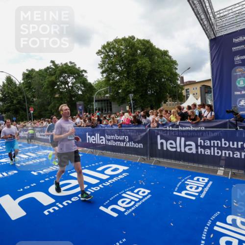 29.06.2025 - hella hamburg halbmarathon Zöllner http://msf.ph/oto/8413099 29.06.2025 10:47:24 Ziel 2274, 2864, 5024, 6134, 6168, 6203, 8693, 10423, 11077, 11491, 11518, 13672, 13782, 14722, 15611, 16089, 16286, 16819, 18856, 18974 meine-sportfotos.de