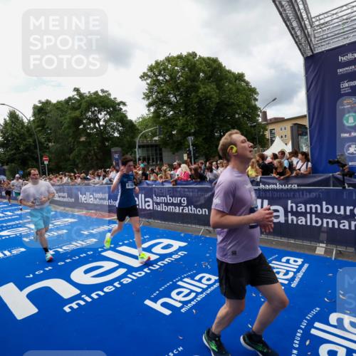 29.06.2025 - hella hamburg halbmarathon Zöllner http://msf.ph/oto/8413112 29.06.2025 10:47:25 Ziel 51, 2274, 2864, 5024, 5650, 6168, 6203, 8693, 10423, 11077, 11491, 11518, 13782, 14722, 15350, 15611, 16089, 16286, 16819, 18974 meine-sportfotos.de