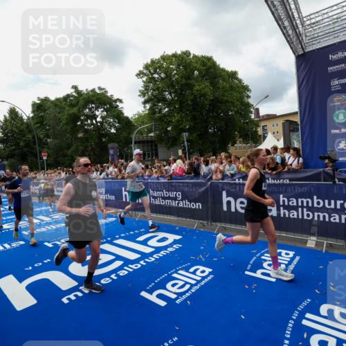29.06.2025 - hella hamburg halbmarathon Zöllner http://msf.ph/oto/8413137 29.06.2025 10:47:27 Ziel 51, 1012, 2274, 2839, 2864, 2869, 5024, 5532, 5650, 6203, 8693, 9305, 10423, 11077, 11491, 11518, 13782, 14722, 15350, 15611, 15923, 16089, 16819, 18758, 18974 meine-sportfotos.de