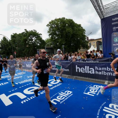 29.06.2025 - hella hamburg halbmarathon Zöllner http://msf.ph/oto/8413144 29.06.2025 10:47:27 Ziel 51, 1012, 2274, 2839, 2864, 2869, 5024, 5532, 5650, 6203, 8693, 9305, 10423, 11077, 11491, 11518, 13782, 14722, 15350, 15611, 15923, 16089, 16819, 18758, 18974 meine-sportfotos.de