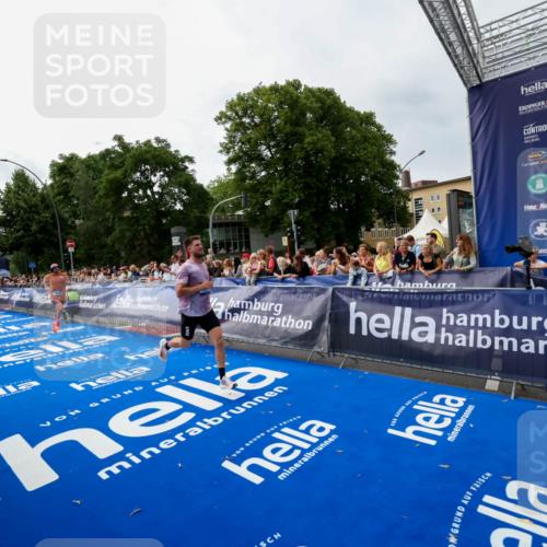 29.06.2025 - hella hamburg halbmarathon Zöllner http://msf.ph/oto/8413148 29.06.2025 10:24:03 Ziel 11194, 13440, 14753 meine-sportfotos.de