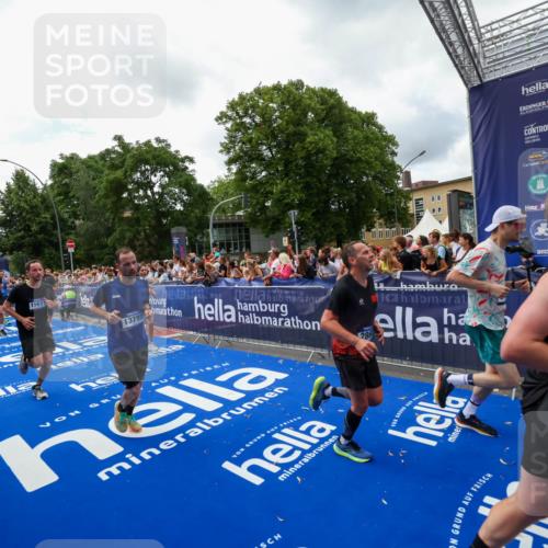 29.06.2025 - hella hamburg halbmarathon Zöllner http://msf.ph/oto/8413160 29.06.2025 10:47:28 Ziel 51, 1012, 2274, 2839, 2864, 2869, 3304, 5024, 5532, 5650, 8693, 8852, 9305, 10423, 11077, 11491, 11518, 13782, 14722, 15350, 15611, 15923, 16089, 16819, 17846, 18758, 18974 meine-sportfotos.de