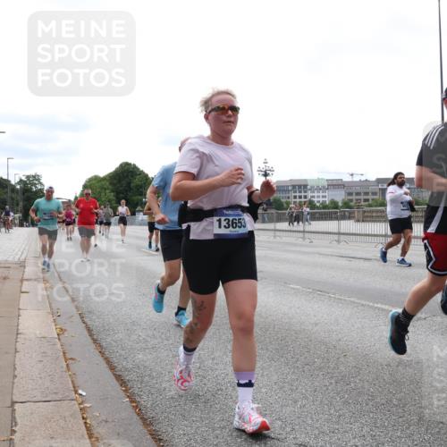 29.06.2025 - hella hamburg halbmarathon Lena Gebhardt http://msf.ph/oto/8413167 29.06.2025 10:25:51 Lombardsbrücke 13653, 5564, 109, 1093, 1305, 1479, 1481, 2278, 3343, 3765, 4378, 4797, 5028, 5497, 6663, 6869, 8276, 8881, 9811, 10104, 10219, 10845, 10846, 11139, 11157, 11596, 11662, 11699, 11828, 11859, 12074, 12505, 12838, 12945, 12946, 13653, 13842, 14063, 14179, 14223, 14356, 14726, 14936, 15283, 16289, 16354, 16381, 16927, 17369, 19144 meine-sportfotos.de