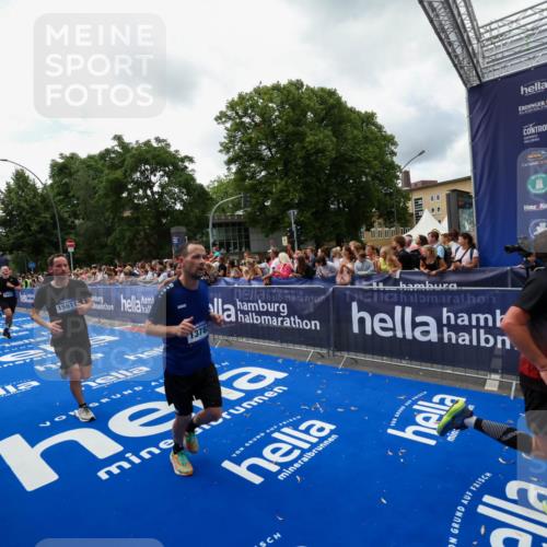 29.06.2025 - hella hamburg halbmarathon Zöllner http://msf.ph/oto/8413169 29.06.2025 10:47:28 Ziel 51, 1012, 2274, 2839, 2864, 2869, 3304, 5024, 5532, 5650, 8693, 8852, 9305, 10423, 11077, 11491, 11518, 13782, 14722, 15350, 15611, 15923, 16089, 16819, 17846, 18758, 18974 meine-sportfotos.de