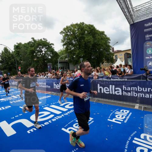 29.06.2025 - hella hamburg halbmarathon Zöllner http://msf.ph/oto/8413178 29.06.2025 10:47:28 Ziel 51, 1012, 2274, 2839, 2864, 2869, 3304, 5024, 5532, 5650, 8693, 8852, 9305, 10423, 11077, 11491, 11518, 13782, 14722, 15350, 15611, 15923, 16089, 16819, 17846, 18758, 18974 meine-sportfotos.de