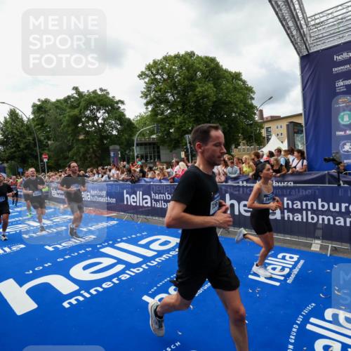 29.06.2025 - hella hamburg halbmarathon Zöllner http://msf.ph/oto/8413192 29.06.2025 10:47:29 Ziel 51, 1012, 1592, 2274, 2839, 2864, 2869, 2953, 3304, 5532, 5650, 8693, 8852, 9305, 10423, 11021, 11077, 11491, 13782, 15350, 15611, 15923, 16089, 16819, 17846, 17905, 18758, 18974 meine-sportfotos.de