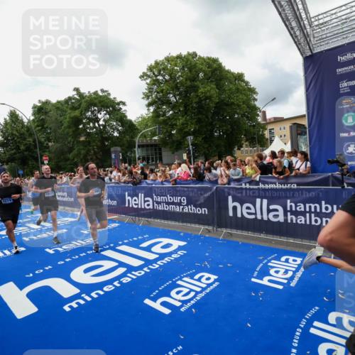 29.06.2025 - hella hamburg halbmarathon Zöllner http://msf.ph/oto/8413198 29.06.2025 10:47:29 Ziel 51, 1012, 1592, 2274, 2839, 2864, 2869, 2953, 3304, 5532, 5650, 8693, 8852, 9305, 10423, 11021, 11077, 11491, 13782, 15350, 15611, 15923, 16089, 16819, 17846, 17905, 18758, 18974 meine-sportfotos.de